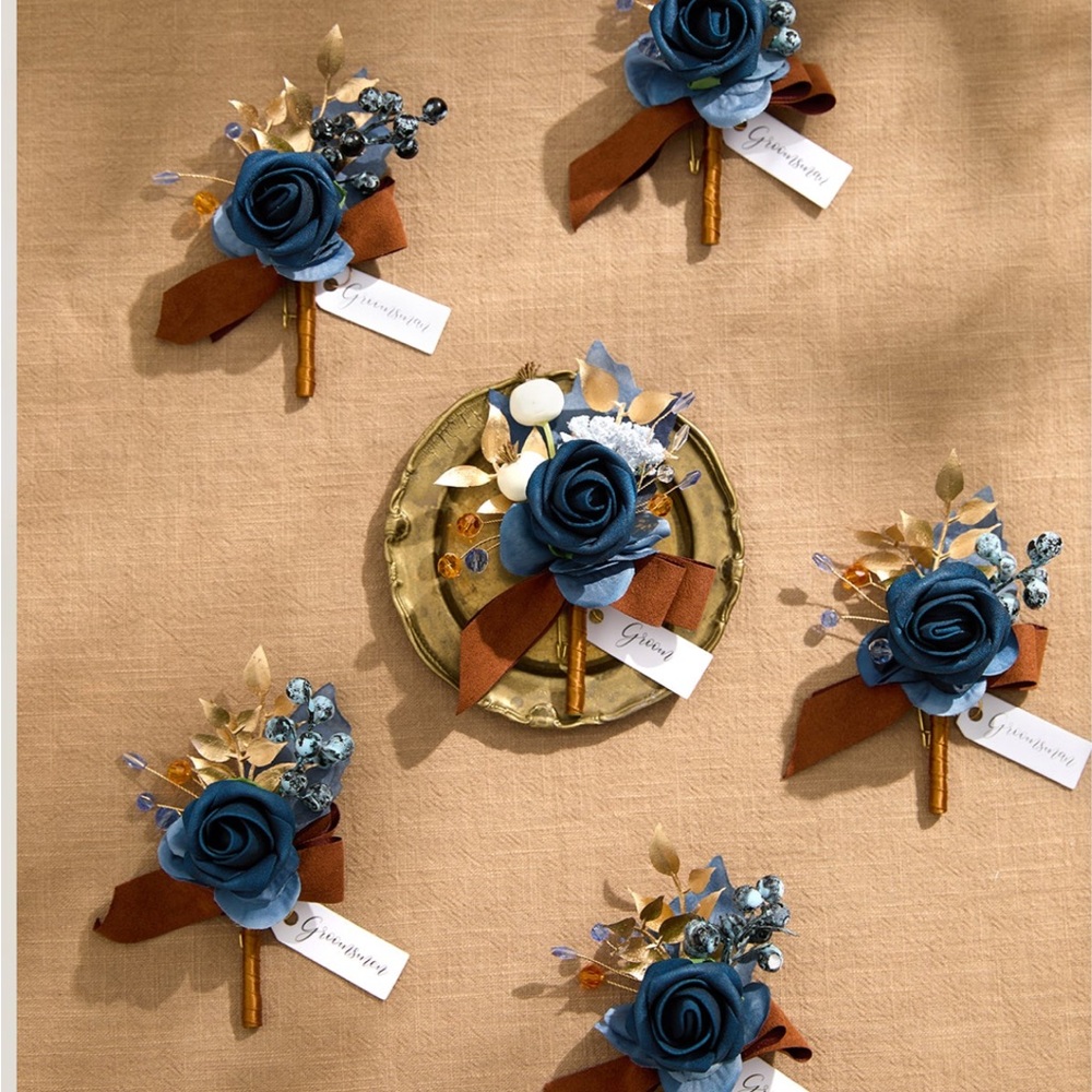 Lings moment wrist shoulder  corsages and BOUTONNIERES - Picture 13 of 15